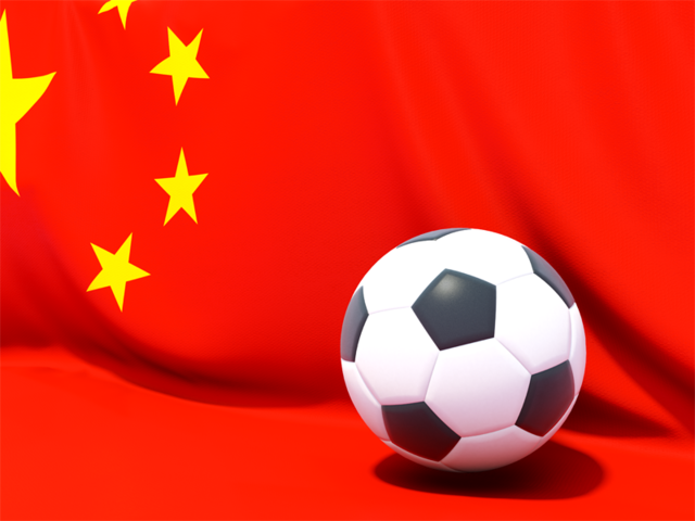 Футбольный мяч на фоне флага. Скачать флаг. Китай