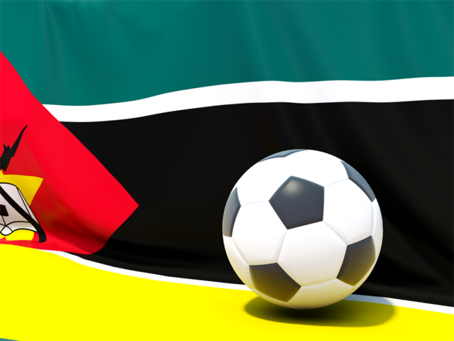 Футбольный мяч на фоне флага. Скачать флаг. Мозамбик