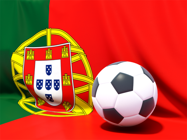 Футбольный мяч на фоне флага. Скачать флаг. Португалия