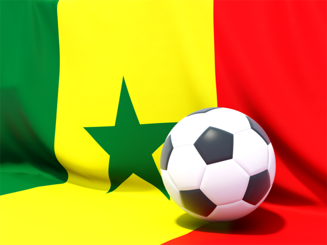 Футбольный мяч на фоне флага. Скачать флаг. Сенегал