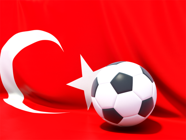 Футбольный мяч на фоне флага. Скачать флаг. Турция