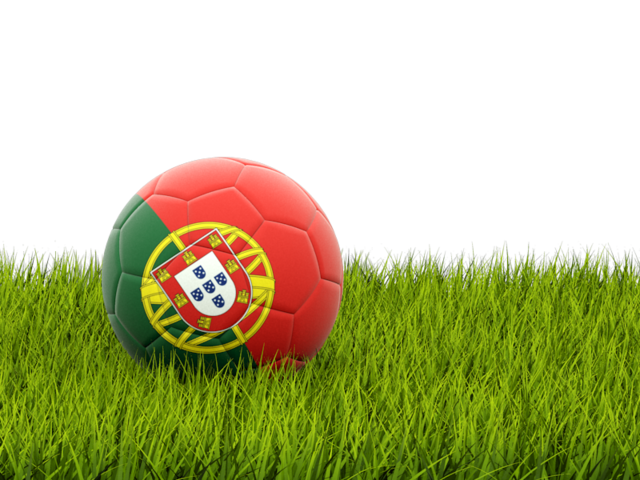 Футбольная мяч в траве. Скачать флаг. Португалия
