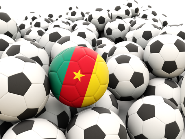 Множество футбольных мячей. Скачать флаг. Камерун