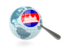 Камбоджа. Флаг под увеличительным стеклом с голубым глобусом. Скачать иллюстрацию.