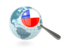 Чили. Флаг под увеличительным стеклом с голубым глобусом. Скачать иллюстрацию.
