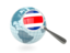 Коста-Рика. Флаг под увеличительным стеклом с голубым глобусом. Скачать иллюстрацию.