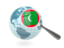 Мальдивы. Флаг под увеличительным стеклом с голубым глобусом. Скачать иллюстрацию.