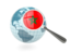 Марокко. Флаг под увеличительным стеклом с голубым глобусом. Скачать иллюстрацию.