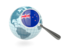 Новая Зеландия. Флаг под увеличительным стеклом с голубым глобусом. Скачать иконку.