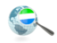 Сьерра-Леоне. Флаг под увеличительным стеклом с голубым глобусом. Скачать иллюстрацию.