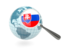 Словакия. Флаг под увеличительным стеклом с голубым глобусом. Скачать иллюстрацию.