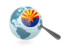 Штат Аризона. Флаг под увеличительным стеклом с голубым глобусом. Скачать иконку.