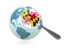 Штат Мэриленд. Флаг под увеличительным стеклом с голубым глобусом. Скачать иконку.